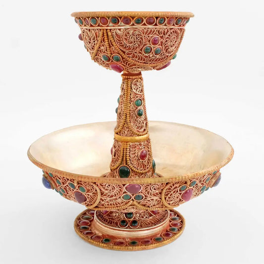 Serkyem, zweistufige, goldfarbene Kelche mit farbigen Stein Akzenten für das buddhistische Ritual
