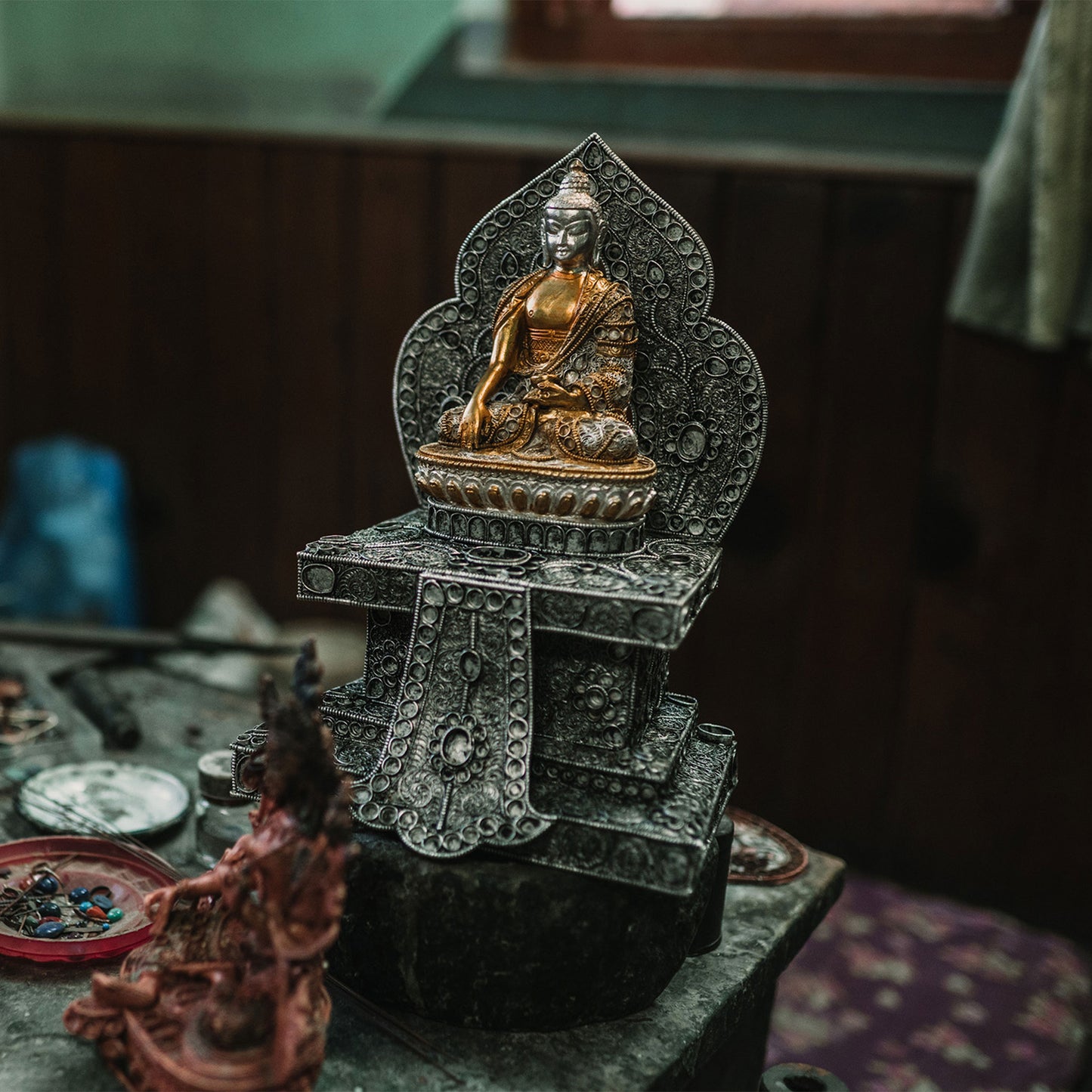 Shakyamuni Buddha statue aus Kupfer gegossener Körper, Wachsausschmelztechnik, verziert mit feiner Filigran Motiven. Hier in der Werkstatt, bevor die Steine gesetzt wurden. Foto: Ayla Maagdenberg