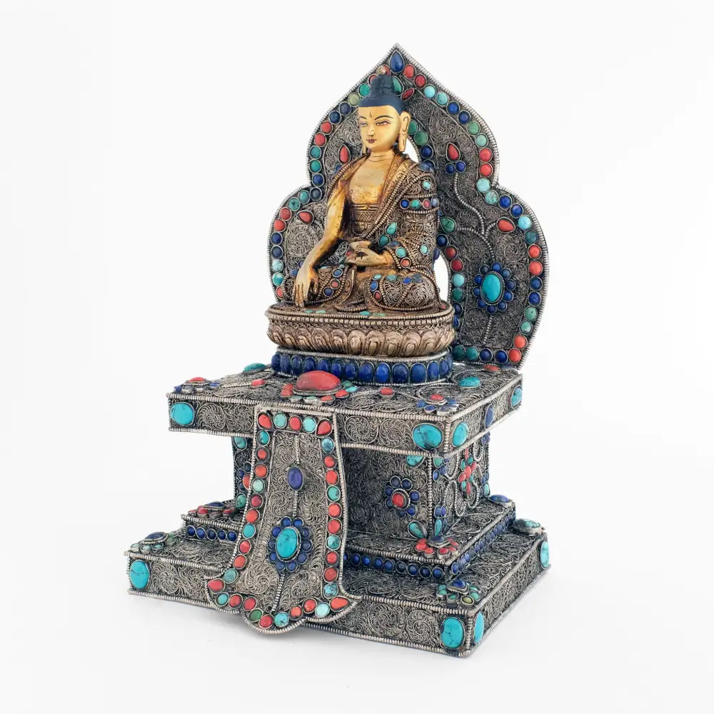 Shakyamuni Buddha statue aus Kupfer gegossener Körper, Wachsausschmelztechnik, verziert mit feiner Filigran Ornamentik, versilbert und vergoldet, besetzt mit Türkis, Koralle und Lapislazuli. Das Gesicht ist in Gold gefasst.