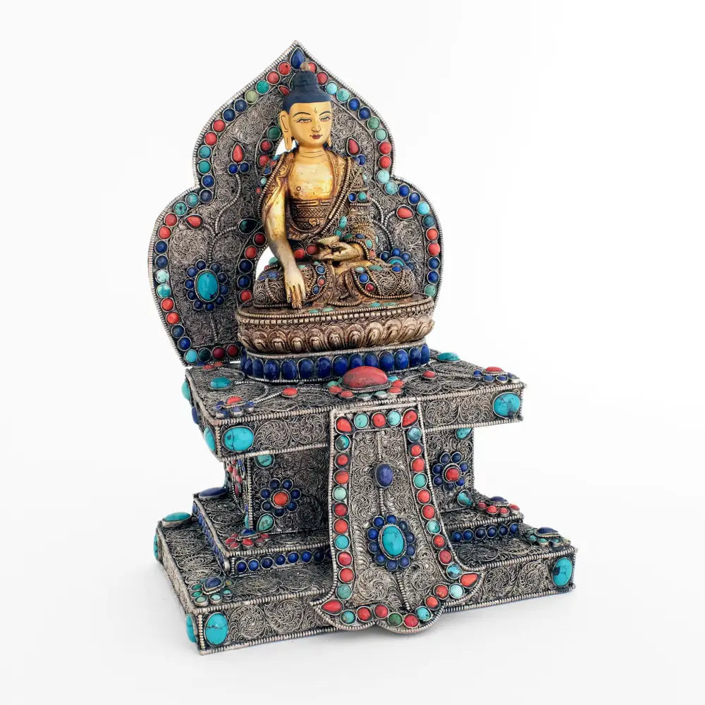 Shakyamuni Buddha statue aus Kupfer gegossener Körper, Wachsausschmelztechnik, verziert mit feiner Filigran Ornamentik, versilbert und vergoldet, besetzt mit Türkis, Koralle und Lapislazuli. Das Gesicht ist in Gold gefasst.