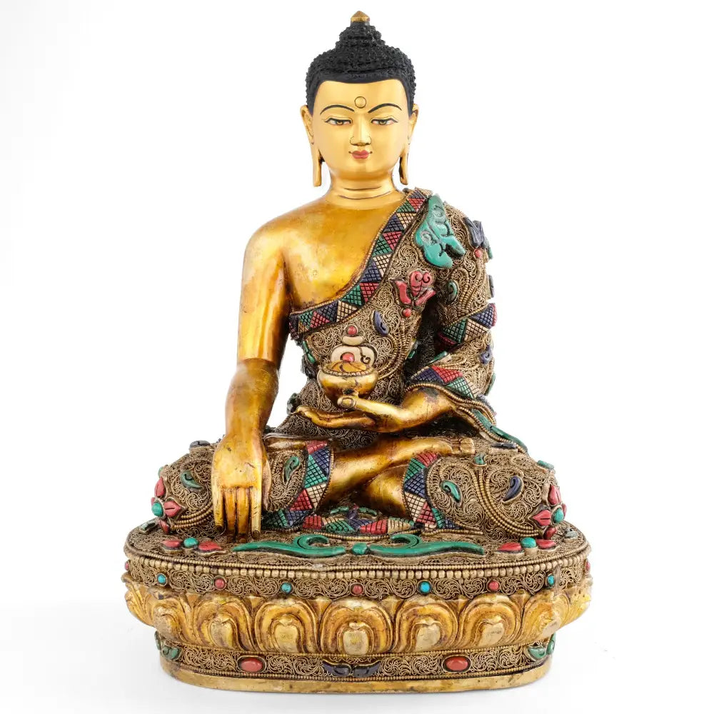 Shakyamuni Buddha, seine Robe und der Lotus Sockel sind verziert mit feinem Filigran und geschnittenen Steinen.