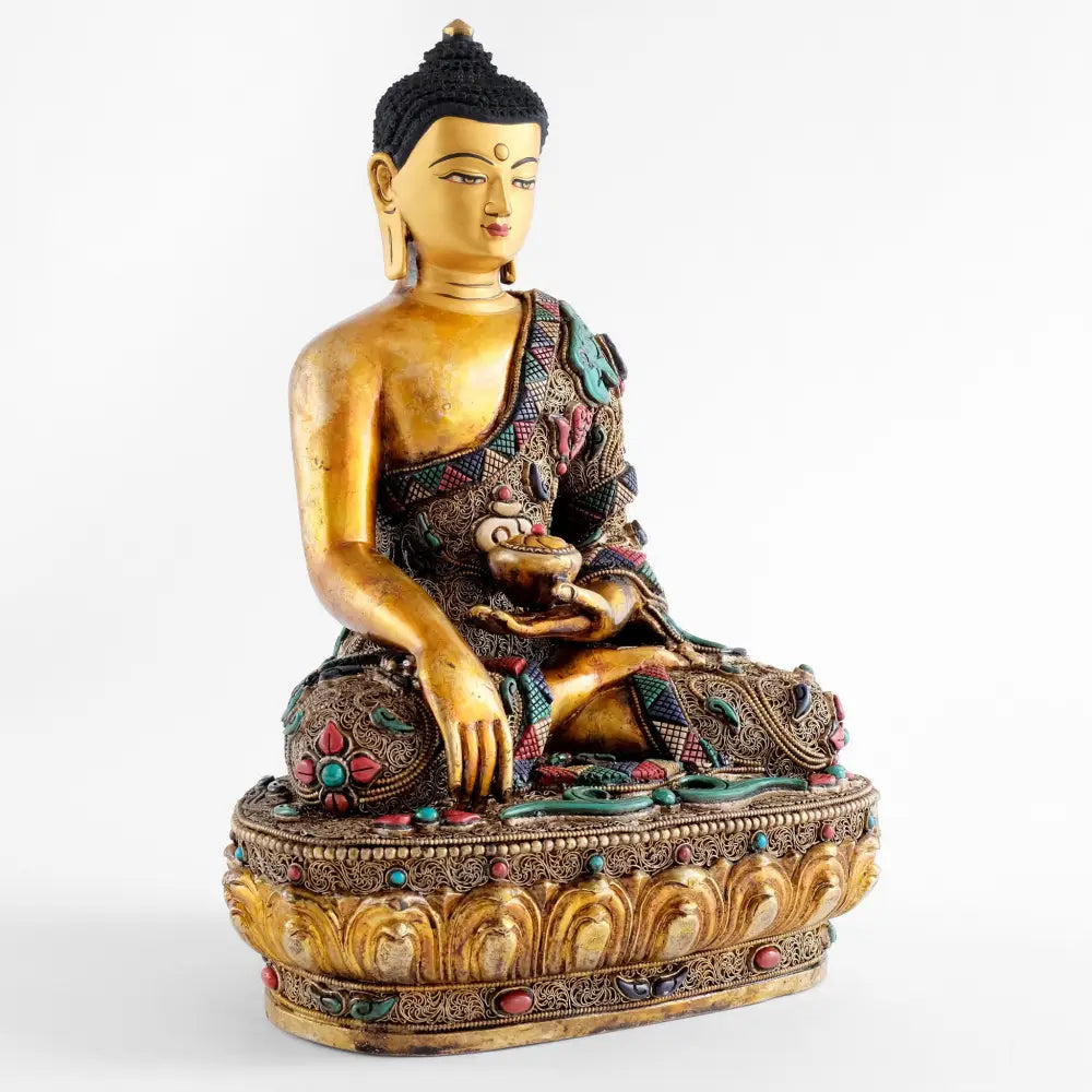 Shakyamuni Buddha, sitzt auf einem verzierte Lotus Podest, seine rechte Hand berührt die Erde.