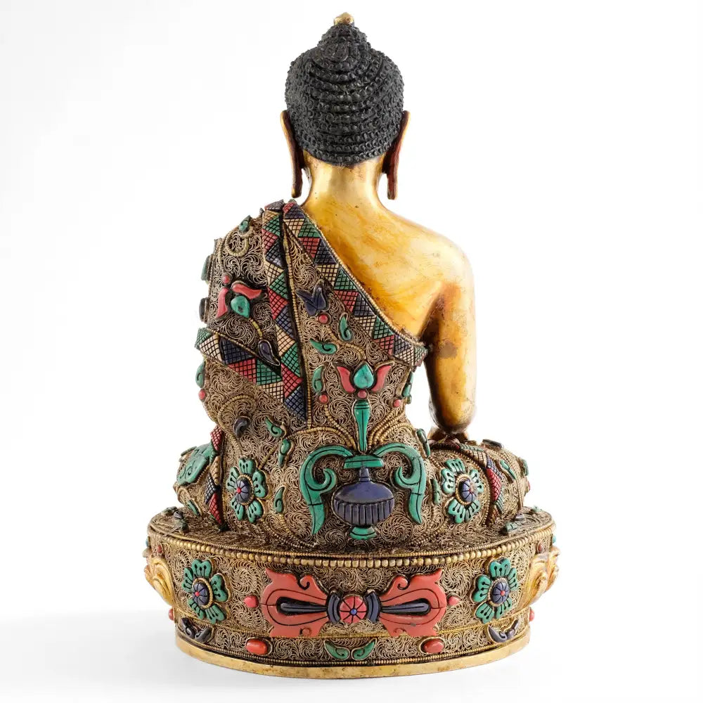 Die Robe der Shakyamuni Statue ist verziert mit Filigran und geschnitzten farbigen Steinen.