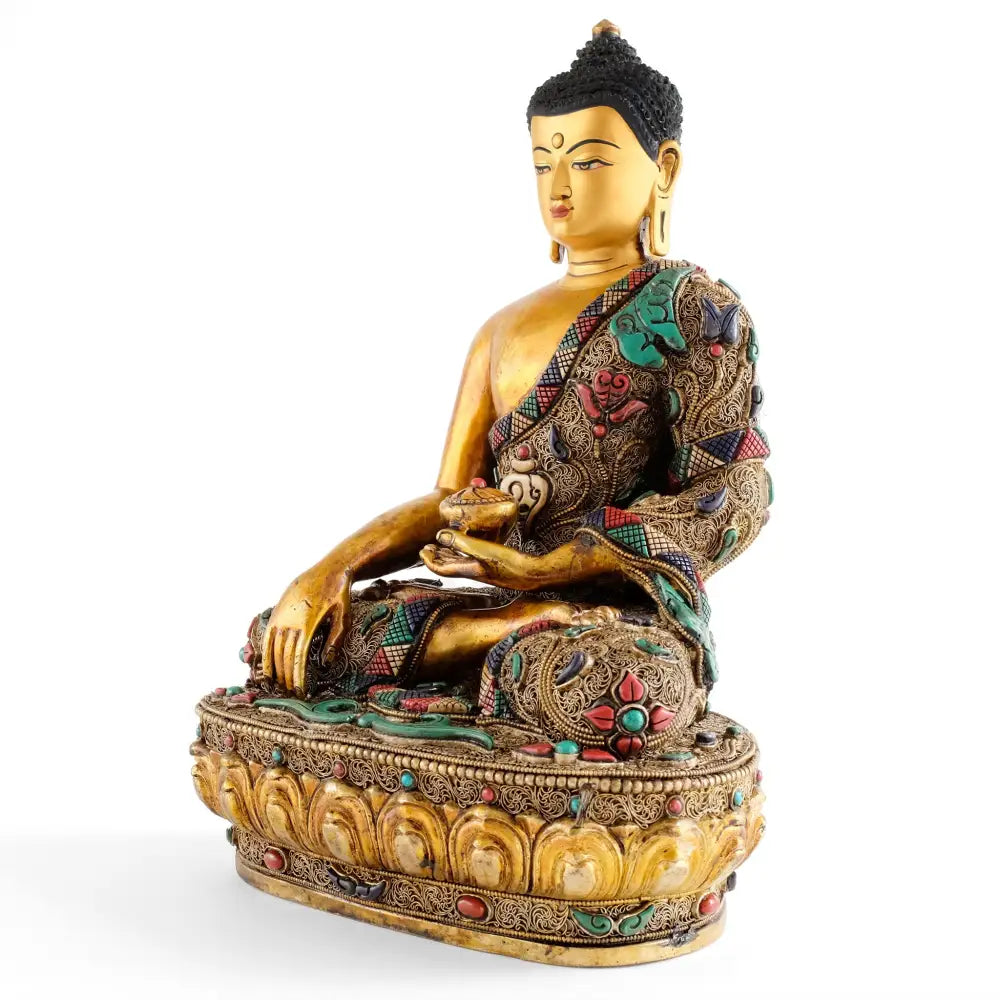 Vergoldeter Shakyamuni Buddha mit feinem Filigran und geschnitzten farbigen Steinen verziert.