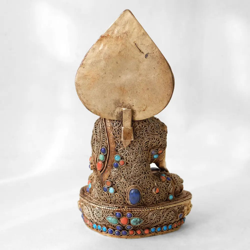 Shakyamuni Buddha Figur, aus Kupfer gegossen, mit feinem Filigran verziert, vergoldet und versilbert, mit Türkis, Koralle und Lapislazuli besetzt. Rückansicht.