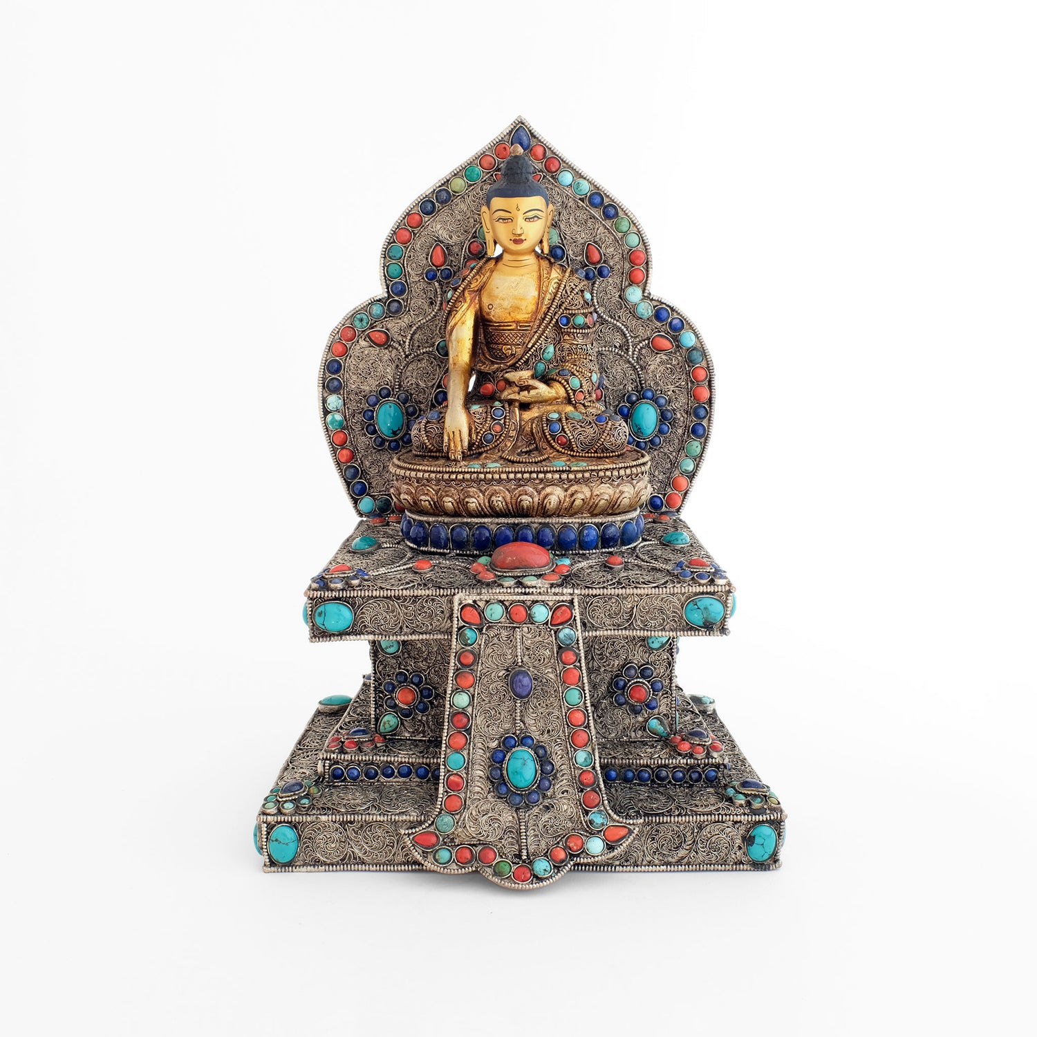 Shakyamuni Buddha statue auf einem mit Filgran geschmückten Thron mit Nimbus. Florale Ornamente sind mit natürlichen Steinen: Türkis, Koralle und Lapislazuli akzentuiert.  Das Gesicht ist in Gold gefasst.