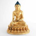 Fein ziselierte Shakyamuni Buddha Statue, feiervergoldet auf doppeltem Lotussockel.