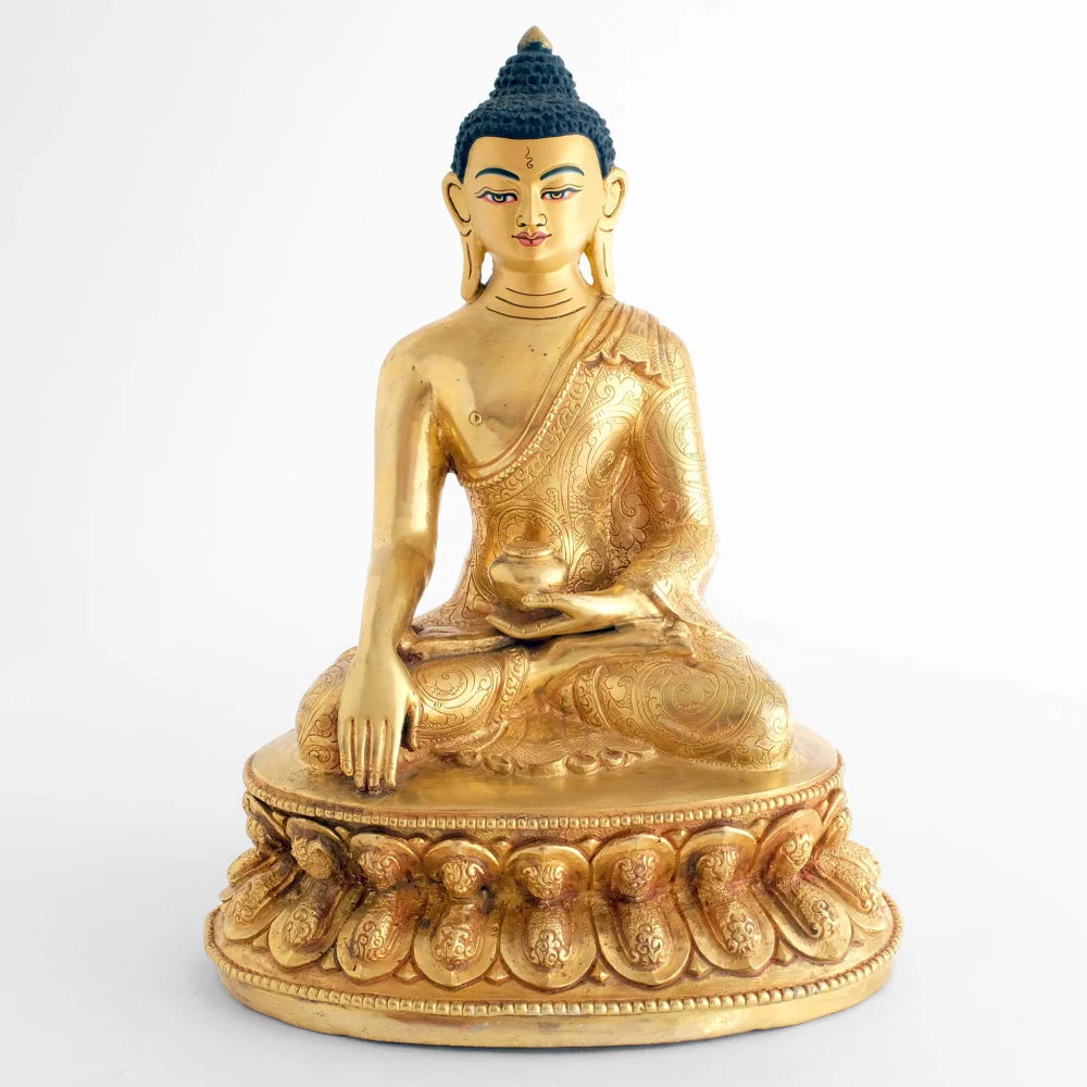 Fein ziselierte Shakyamuni Buddha Statue, feiervergoldet auf doppeltem Lotussockel.