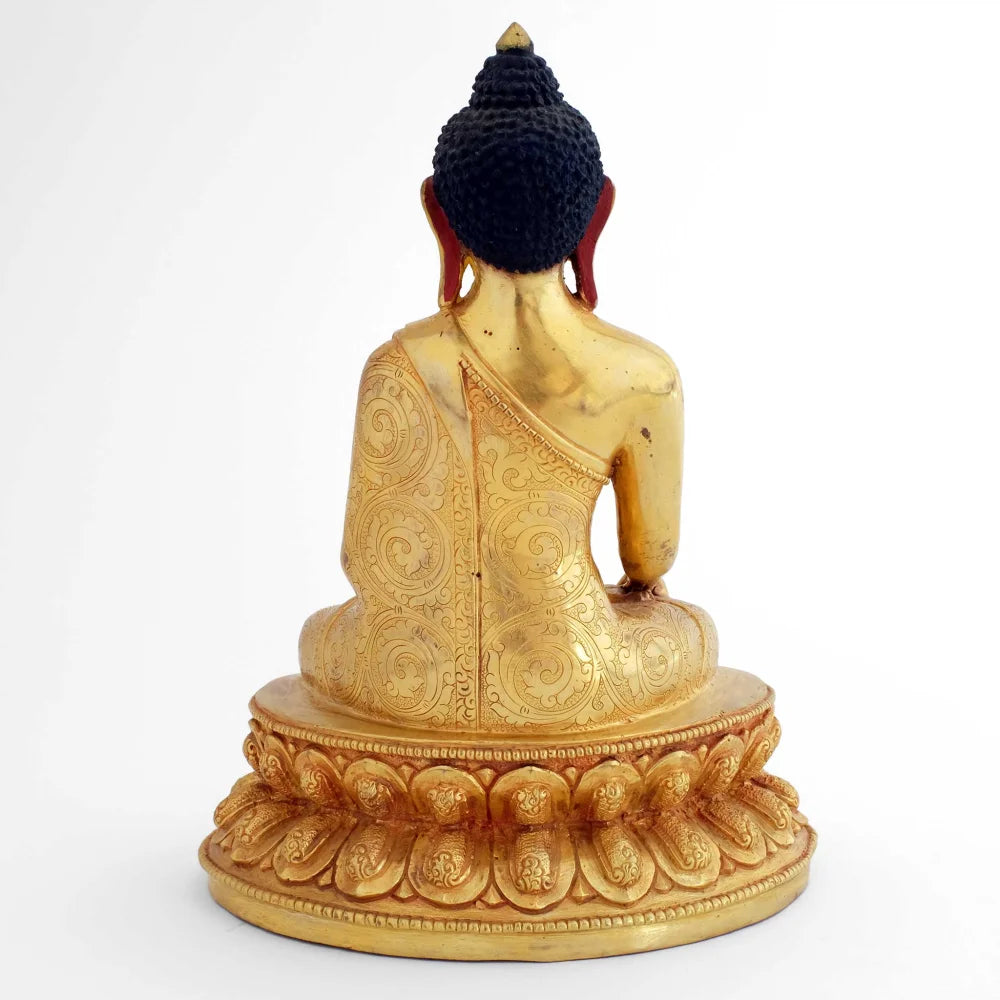 Shakyamuni Buddha, die Rückseite ist fein ziseliert, die Statue ist feuervergoldet. Er sitz auf einem doppelten Lotus-Sockel.