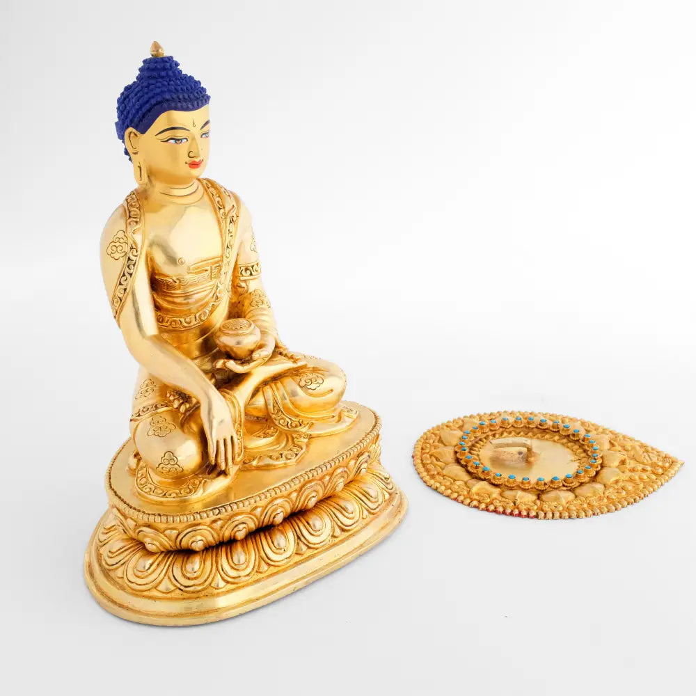 Shakyamuni Buddha Statue, der tropfenförmige Nimbus liegt neben der Statue. Er wird durch Einhängen ann der Figur befestigt.