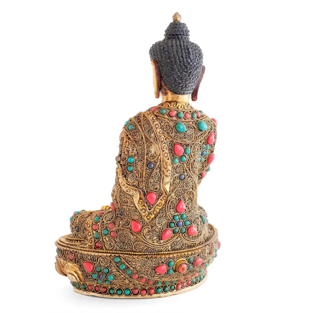 Vergoldete Shakyamuni Buddha Statue mit floralen Filigran Verzierungen. Sie kann freistehend präsentiert werden, da sie rundum bearbeitet ist.