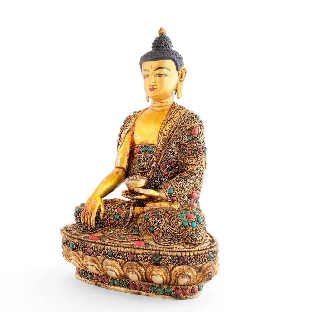 Vergoldete Shakyamuni Buddha Statue mit feinen Filigran Ornamenten und farbigen Steinen akzentuiert. 