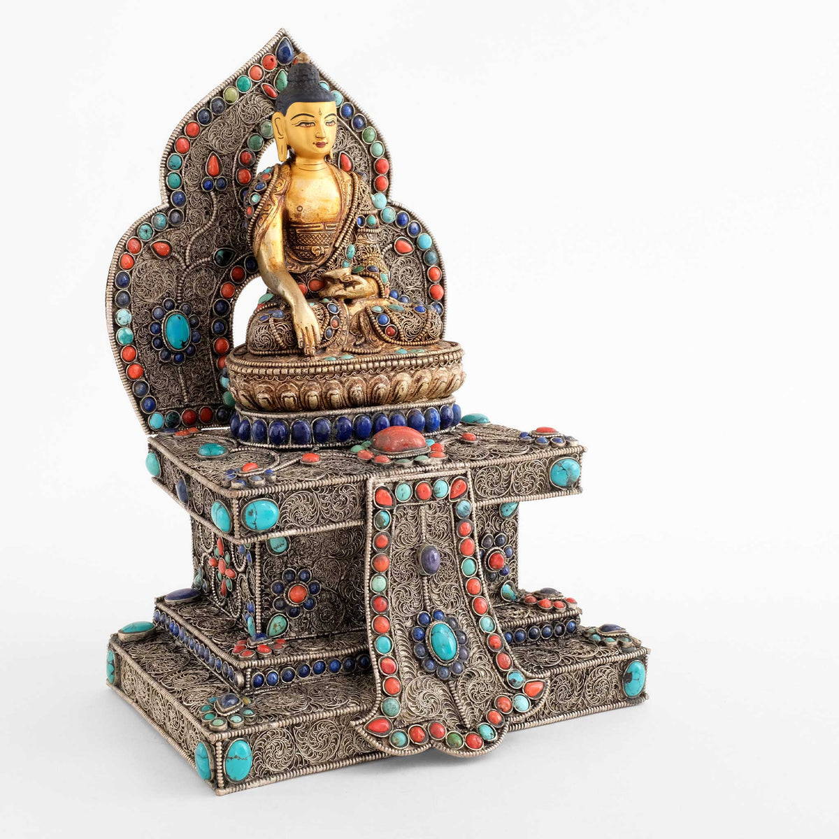 Shakyamuni Buddha Statue auf einem mehrstufigen Thron. Mit Filigran gestaltet und Koralle, Lapis Lazuli und Türkis besetzt.