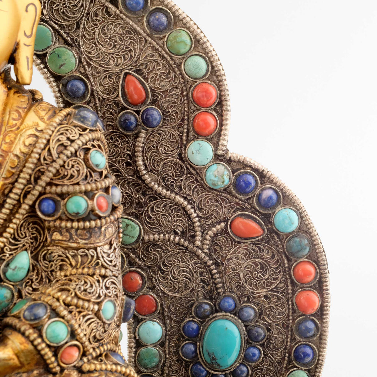 Shakyamuni Buddha Statue, Nahaufnahme Gewand und Aureole. Mit Filigran gestaltet und Koralle, Lapis Lazuli und Türkis besetzt.
