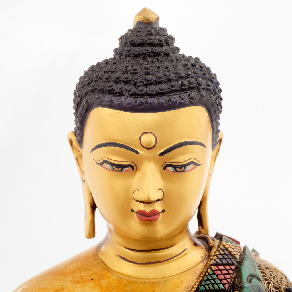 Shakyamuni Buddha Statue, Detailaufnahme vom Gesicht. Es ist in Gold gefasst.