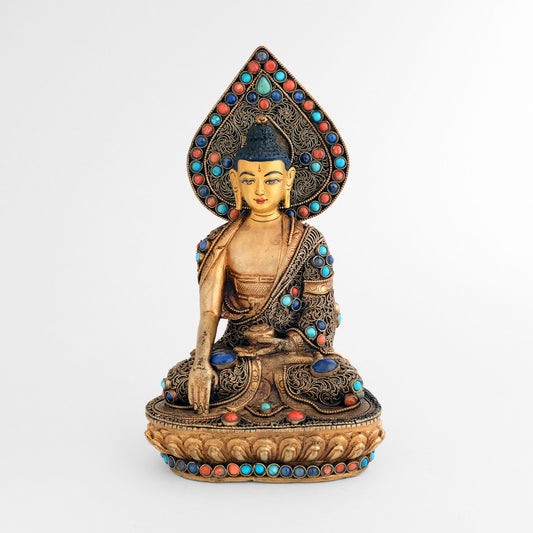 Shakyamuni Buddha Figur mit Nimbus. Die Statue ist aus Kupfer gegossen, mit feinem Filigran verziert, vergoldet und versilbert, mit Türkis, Koralle und Lapislazuli besetzt. Das Gesicht ist in Gold gefasst.