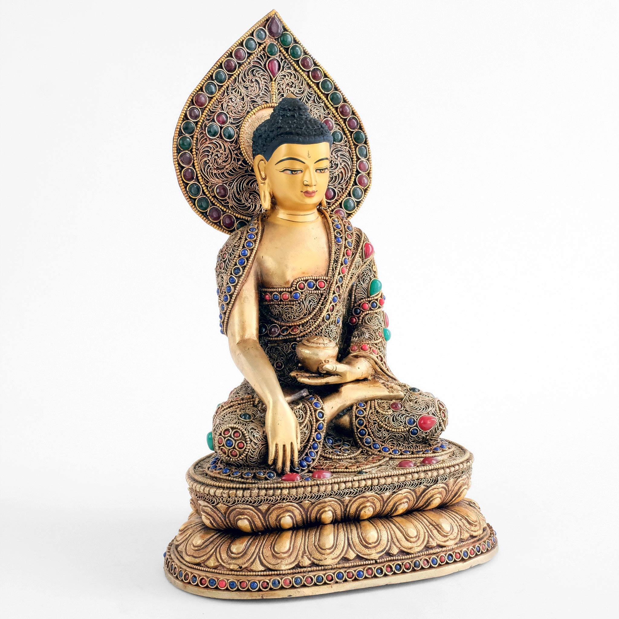 Shakyamuni Buddha Statue, auf einem doppelten Lotussockel. Verziert mit Filigran, vergoldet und versilbert.