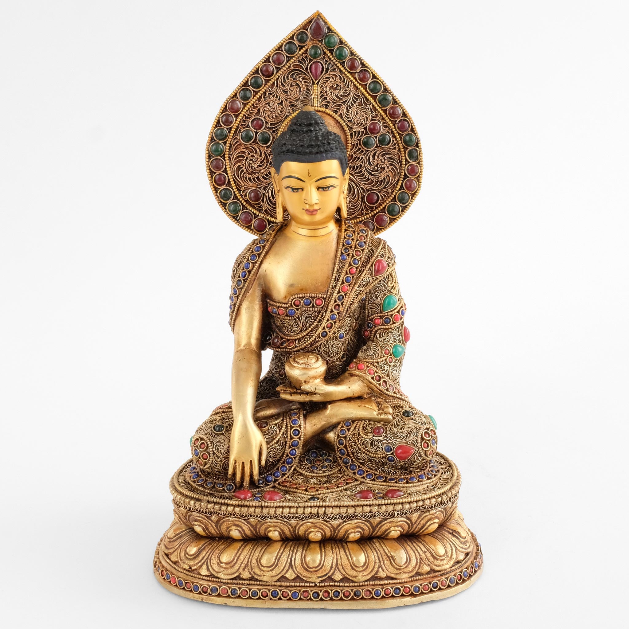 Shakyamuni Buddha Statue, mit Filigran verziert, vergoldet und versilbert. Er sitzt auf einem doppelten Lotussockel. Hinter seinem Kopf eine tropfenförmige Aureole.
