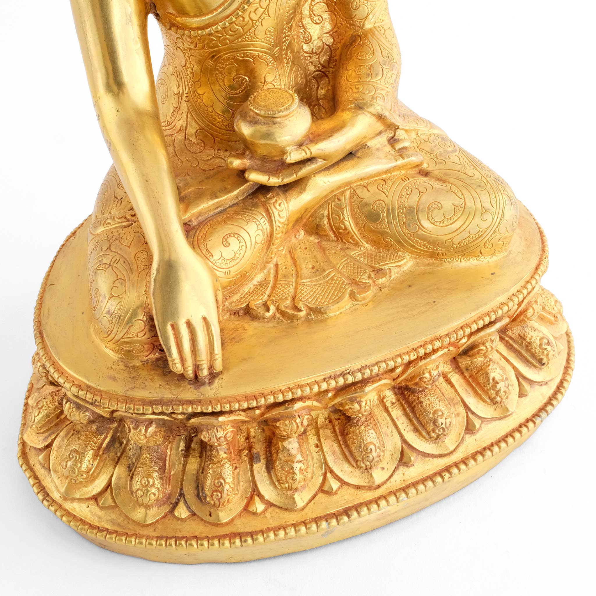 Shakyamuni Buddha, die rechte Hand berührt im bhumisparsha mudra die Erde, während die linke Hand eine Almosenschale hält