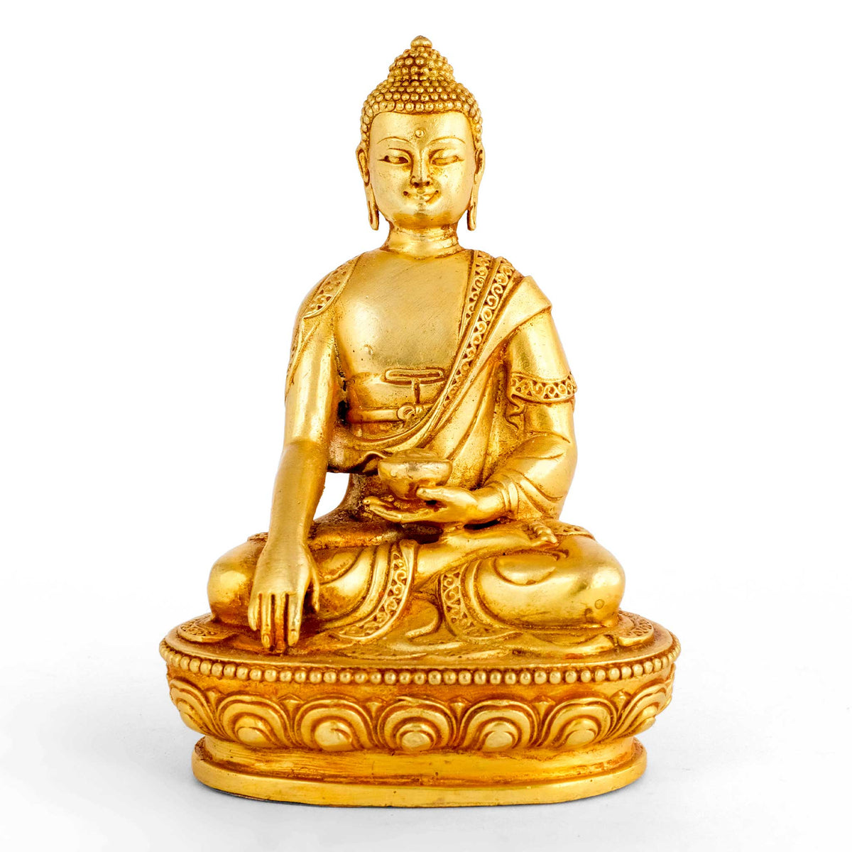 Kleine vergoldete Shakyamuni Buddha Figur. Er sitzt in padma asana auf einem Lotussockel, berührt mit der rechten Hand die Erde in bhumisparsha mudra, während seine linke Hand in dhyana mudra ruht und eine Bettelschale, patra, hält.
