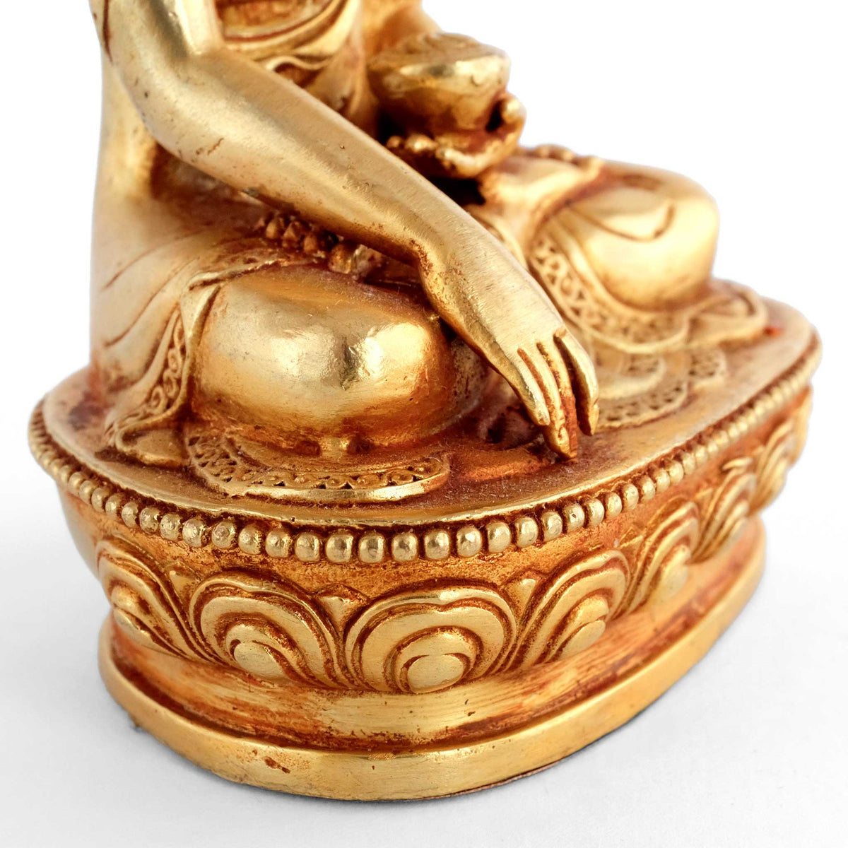 Kleine vergoldete Shakyamuni Buddha Statue, detaillierter Kupferguss. Detailaufnahme des bhumisparsha mudra und der Bettelschale, patra.