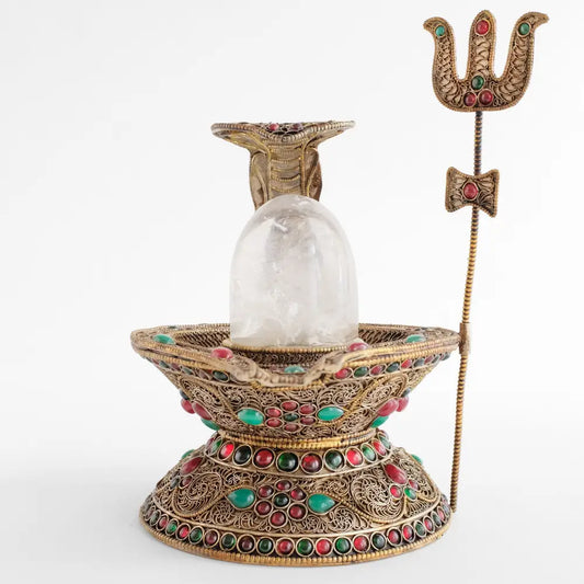 Geschmückter Shiva-Lingam mit Dreizack.