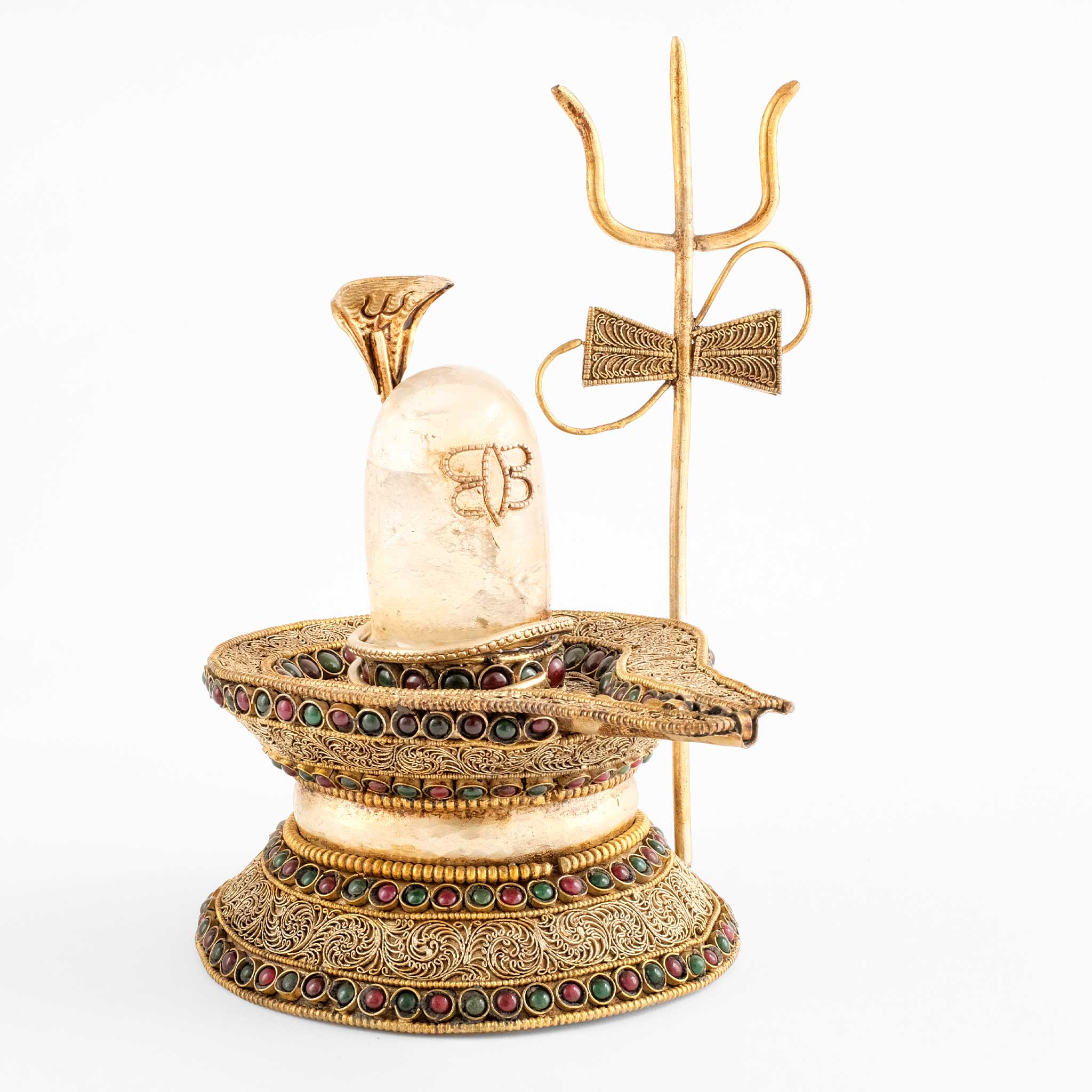 Shiva Lingam aus Kristall auf filigranverziertem Sockel mit trishula und Yoni
