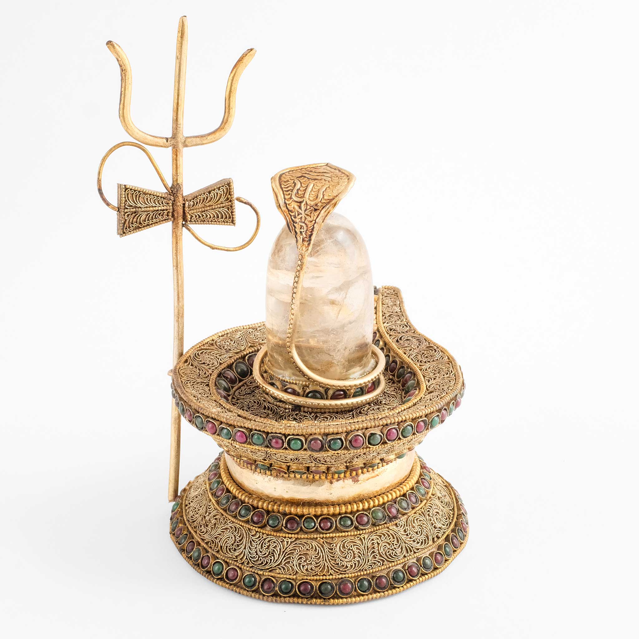 Rückansicht des Spatika Shiva Lingam mit Filigran, der flache Schlangenkopf hat eine Dreizack Prägung.