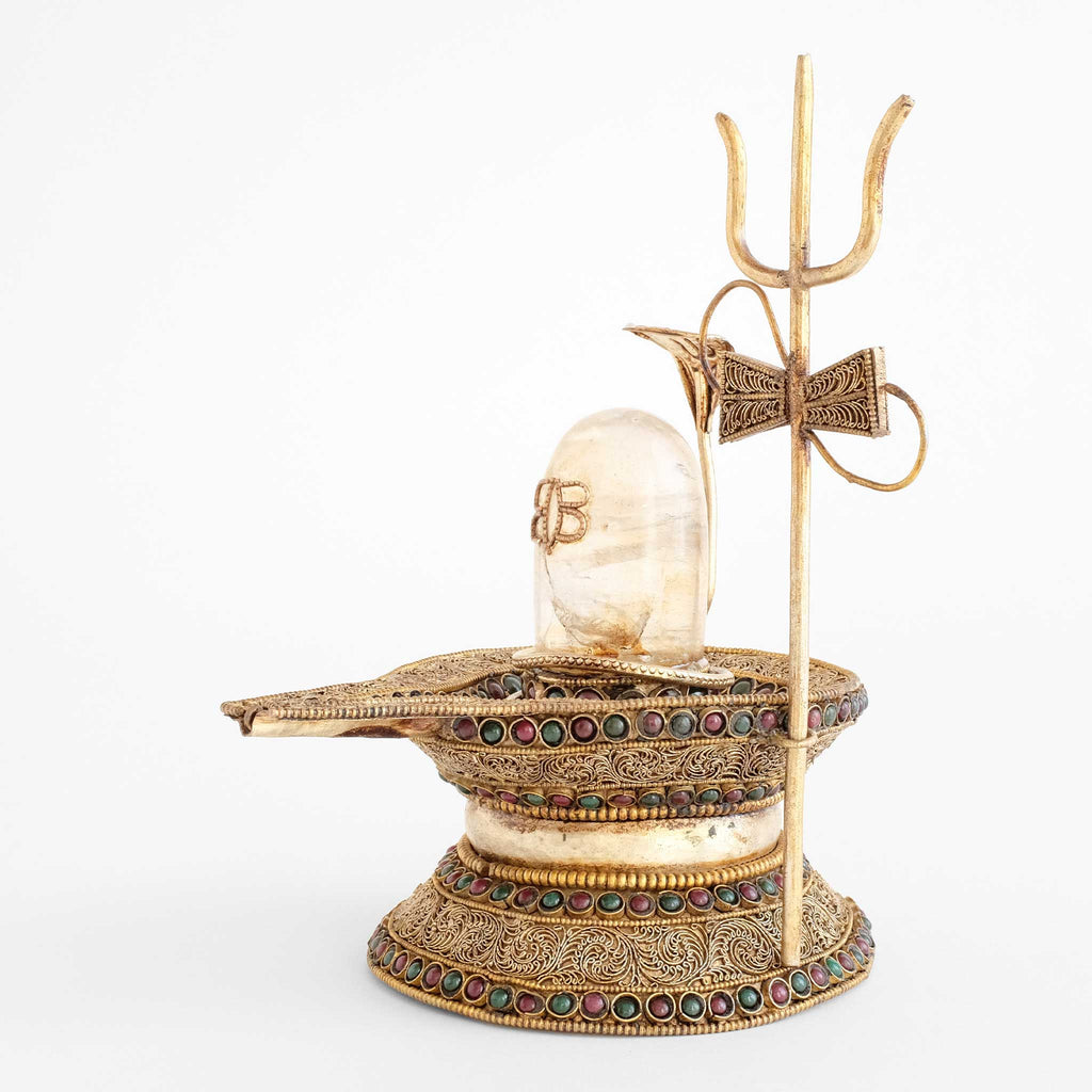 Spatika Shiva-Lingam mit Filigran, Seitenansicht mit trishula