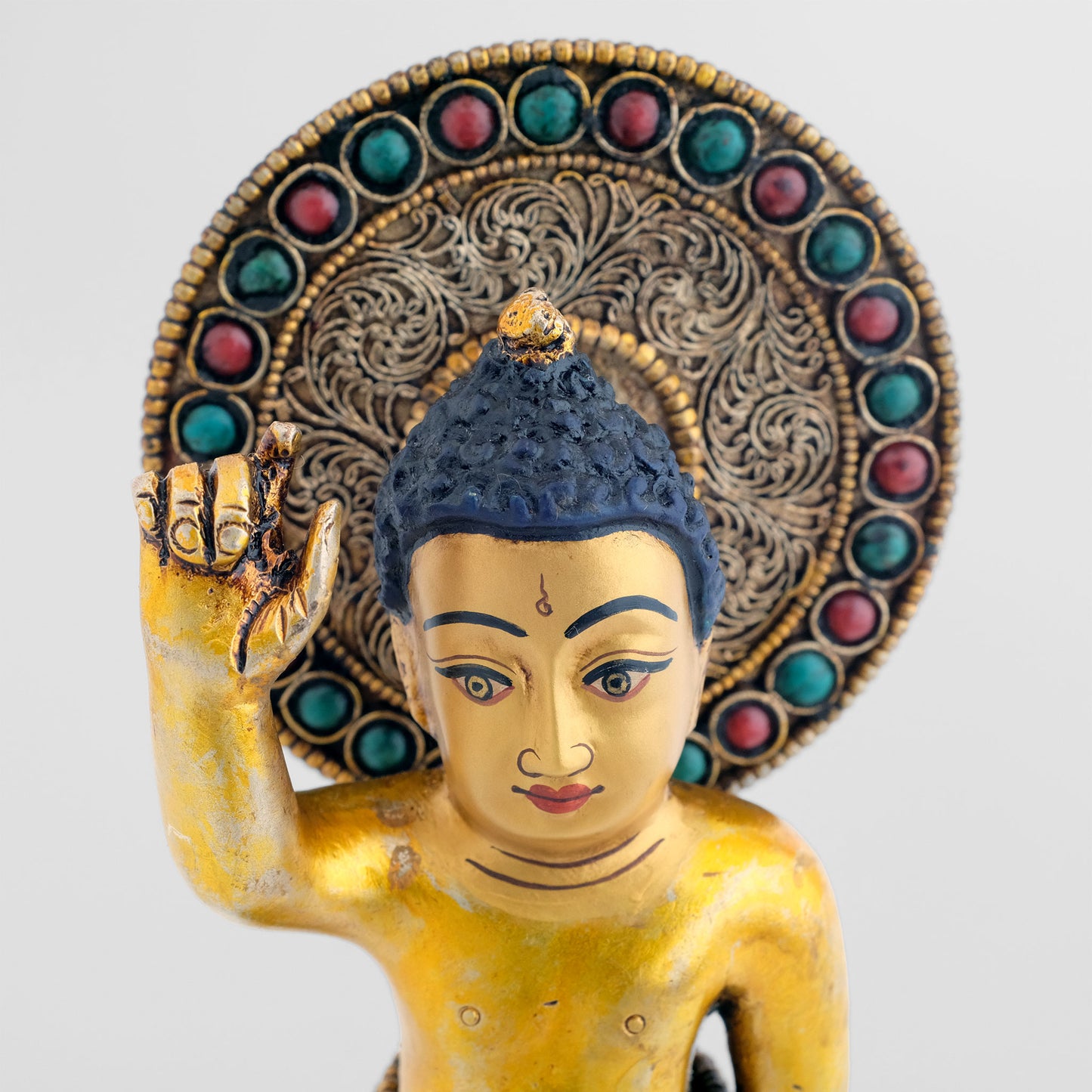 Siddhartha Gautama Buddha mit ausgestrecktem Finger und kreisförmigem Nimbus. Buddha als kleines Kind.