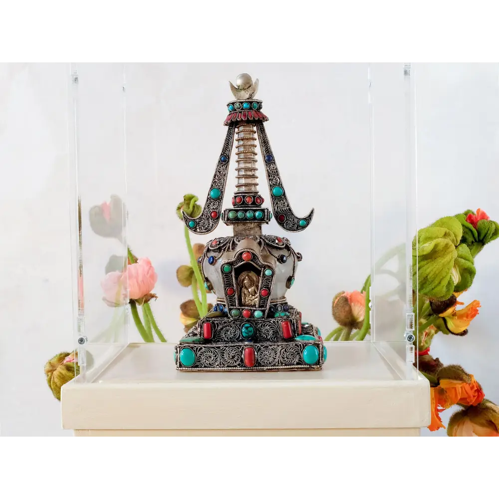 Stupa, Chorten in einer Ausstellung. Daher unter einer Acrylabdeckung. Die kleine buddhistische Skulptur ist versilbert und mit filigranen Verzierungen versehen. Akzentuiert mit Koralle, Türkis und Lapislazuli-Steinen.