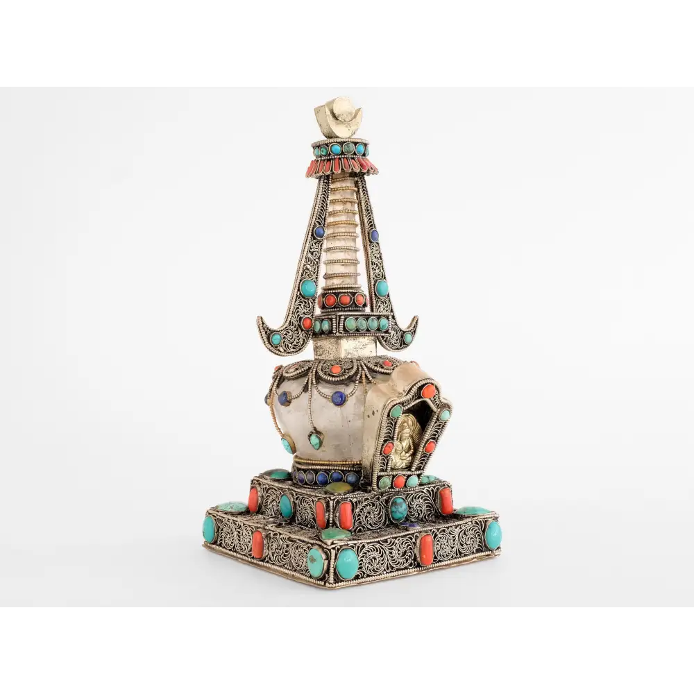 Kleine Stupa, Chorten, aus Kupferblech, verziert mit Filigran, versilbert, besetzt mit Türkis, Lapislazuli und Koralle. Die Kuppel und die Säule aus Kristall. 20 cm hoch