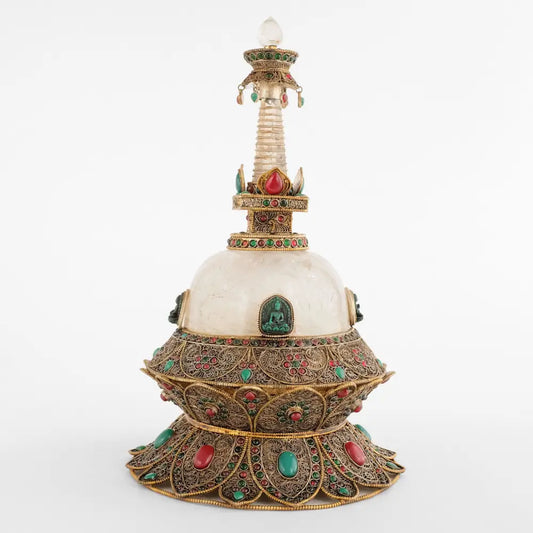 Runde Stupa mit einem Sockel in Lotusform. Vier Buddhaplaketten am Kristall Dome.