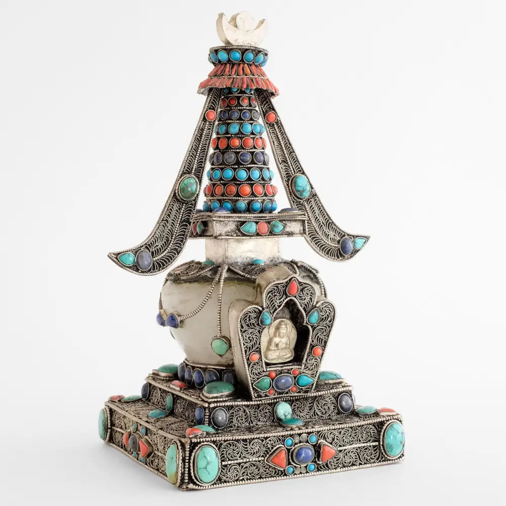 Diese Stupa oder Chaitya dient als Erinnerung an die Lehren Buddhas und ermutigt die Gläubigen, sie in ihrem täglichen Leben anzuwenden. Integrieren Sie die Stupa in Ihr Zuhause oder Büro, um einen eleganten und spirituell aufgeladenen Raum zu schaffen.