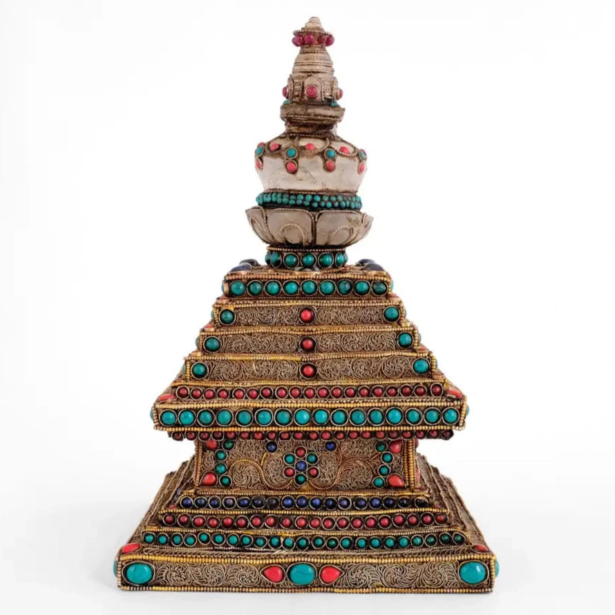 Stupa aus Kristall mit einem Kupfersockel. Das Kupfer ist mit feinen filigranen Ornamenten verziert, die mit Türkisen, Korallen und Lapislazuli-Steinen akzentuiert sind.