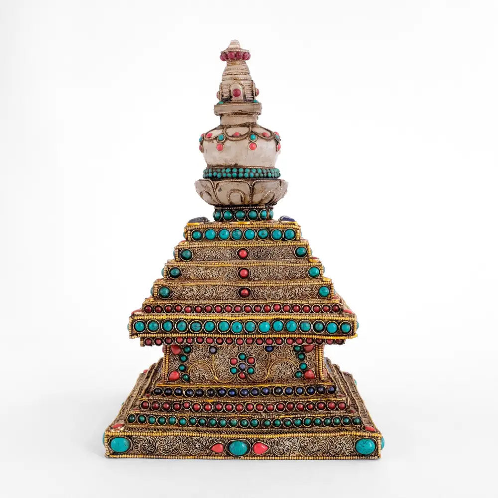 Der vollständige Stupa mit Kristallkuppel und Rückgrat von einer anderen Seite. Die Stufen sind mit Türkis, Koralle und Lapislazuli-Steinen verziert.