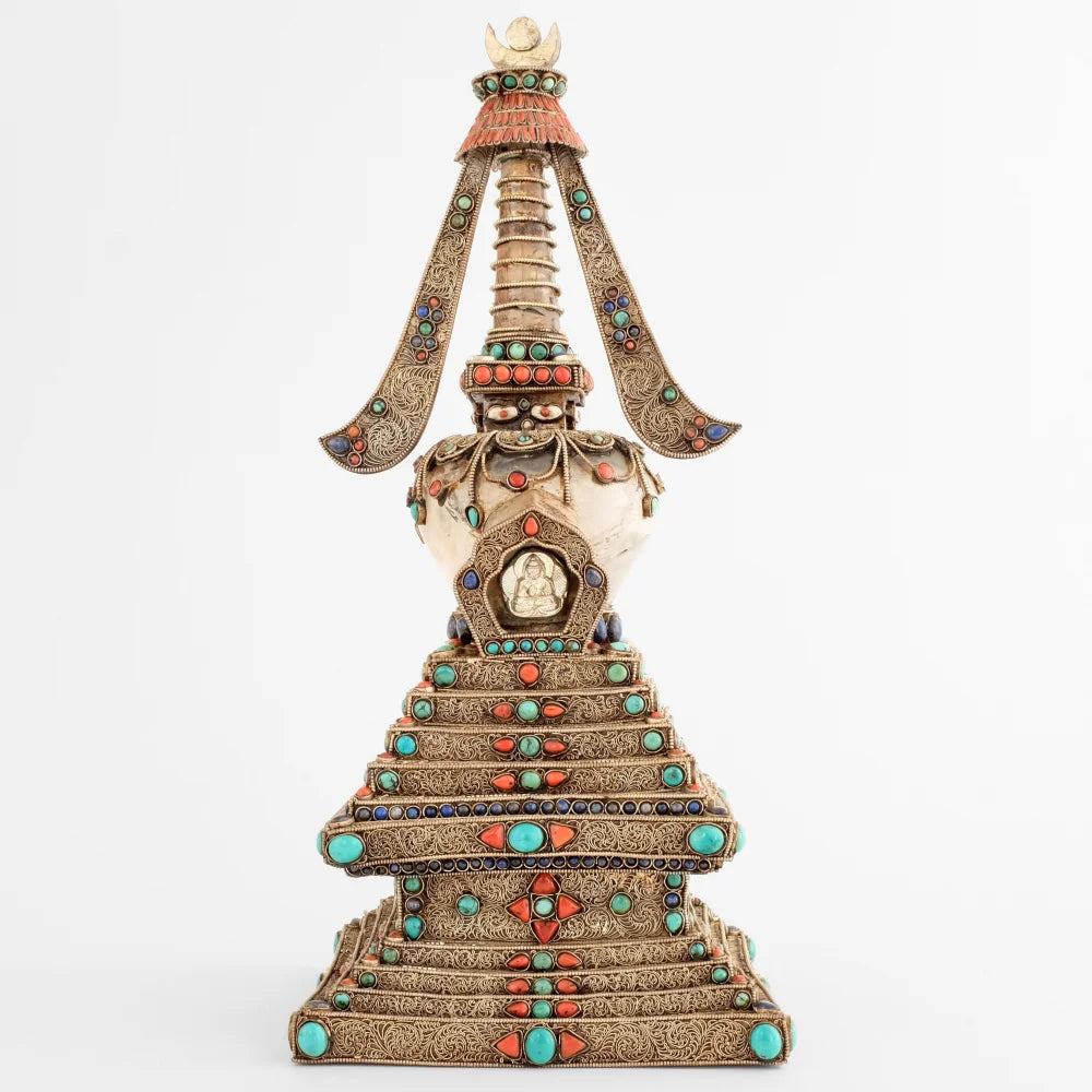 Stupa auf quadratischem Sockel, mit Filigran verziert und Türkisen, Korallen und Lapis Lazuli. Versilbert.