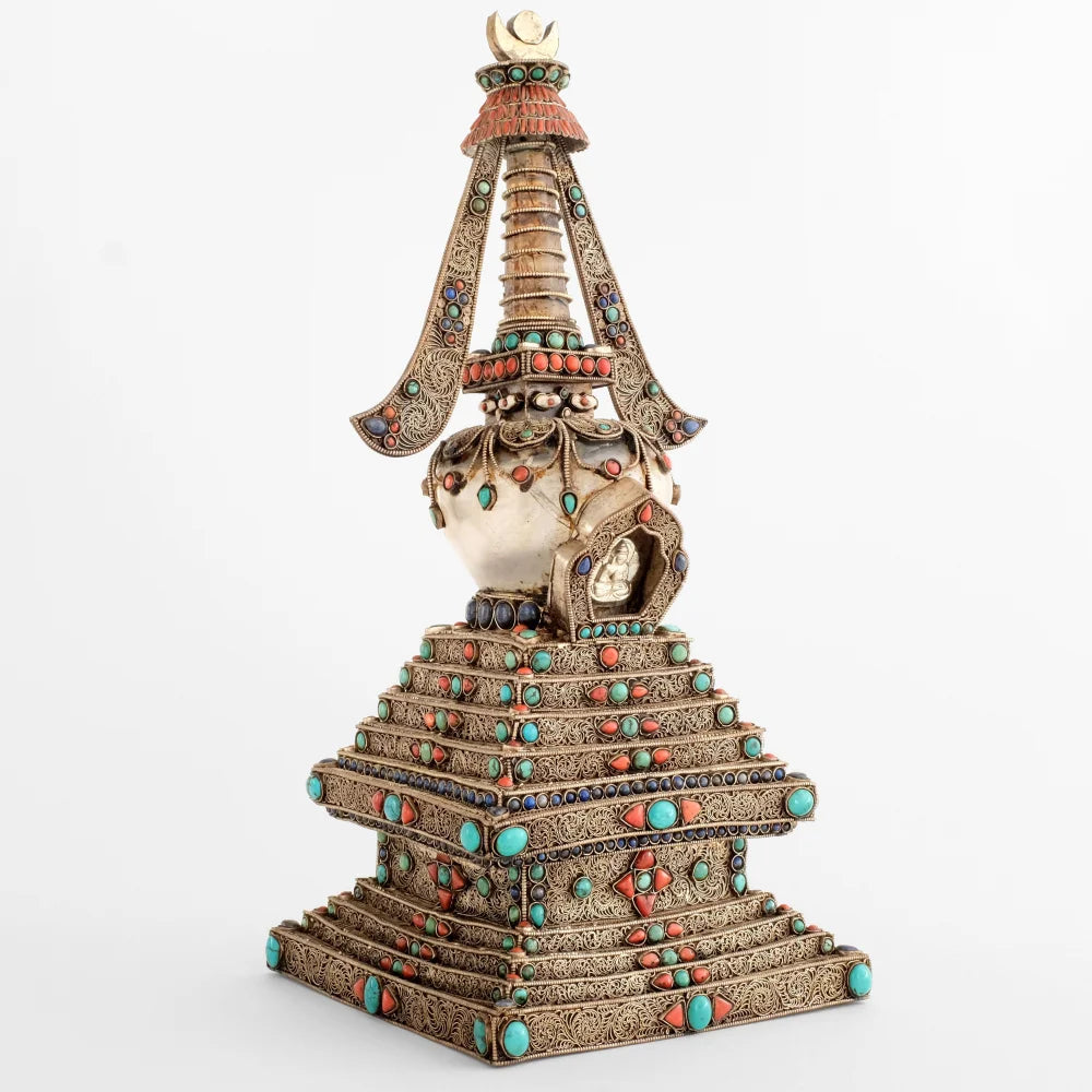 Filigran-Stupa mit Kristalldom und Kristallmast. Akzentuiert mit Türkis, Koralle und Lapis Lazuli. 
