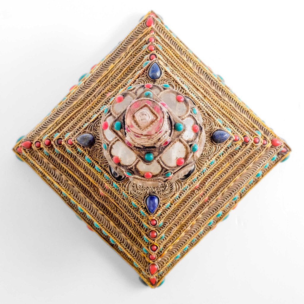 Stupa oder Chorten von oben gesehen. Der kristallene Turm und die Kuppel, manchmal quadratisch, manchmal rund. Verziert mit Dzi-Perlen und Koralle, Lapislazuli und Türkis.