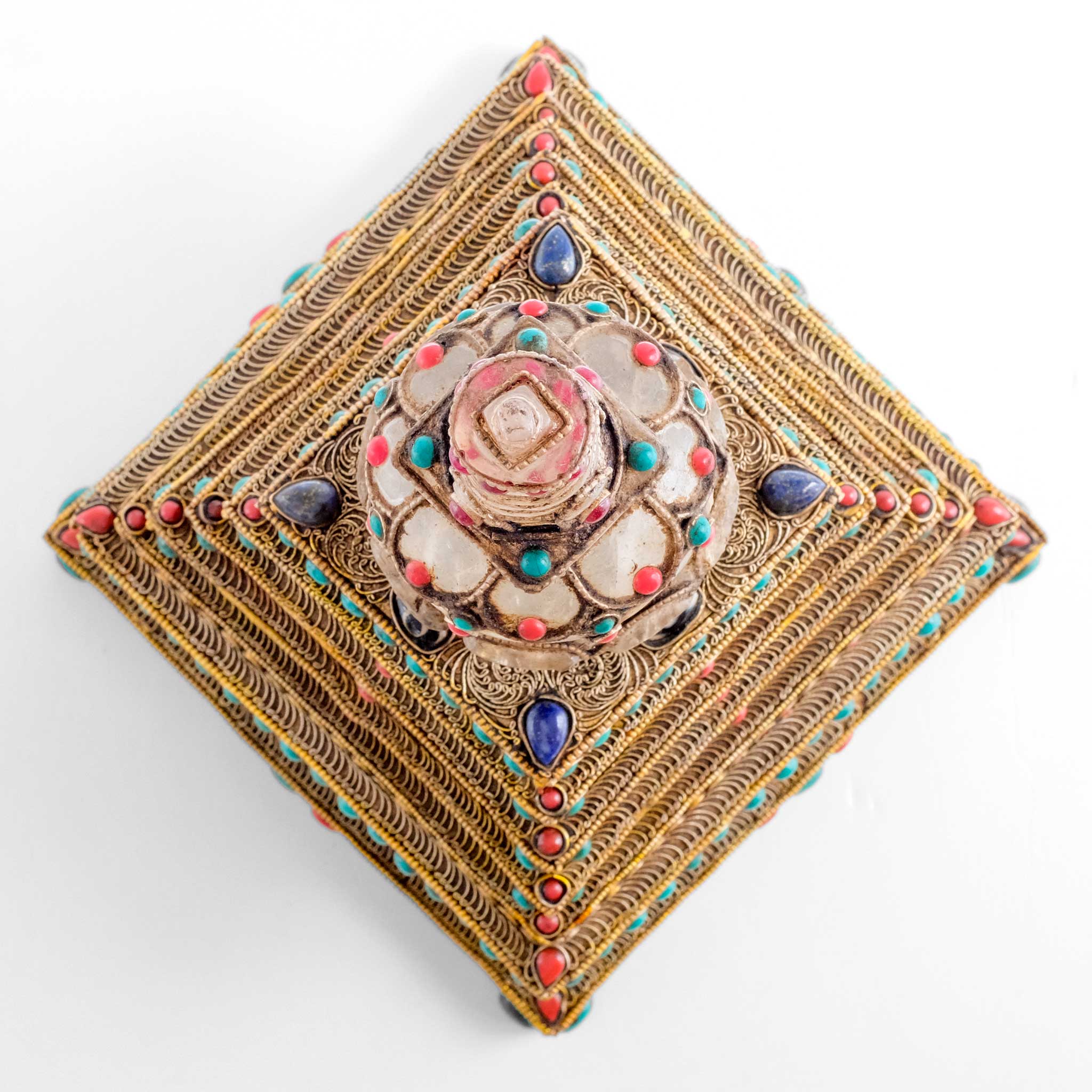 Stupa oder Chorten von oben gesehen. Der kristallene Turm und die Kuppel, manchmal quadratisch, manchmal rund. Verziert mit Dzi-Perlen und Koralle, Lapislazuli und Türkis.