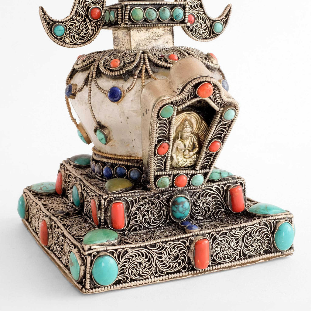 Stupa, Chorten, Detail des zweistufigen Sockels. Mit Filigran verziert, spiralförmig angeordnet und mit Türkisen, Korallen und Lapislazuli-Steinen besetzt. In das Gau-förmige Frontelement ist eine kleine silberne Buddha Votivtafel eingesetzt.