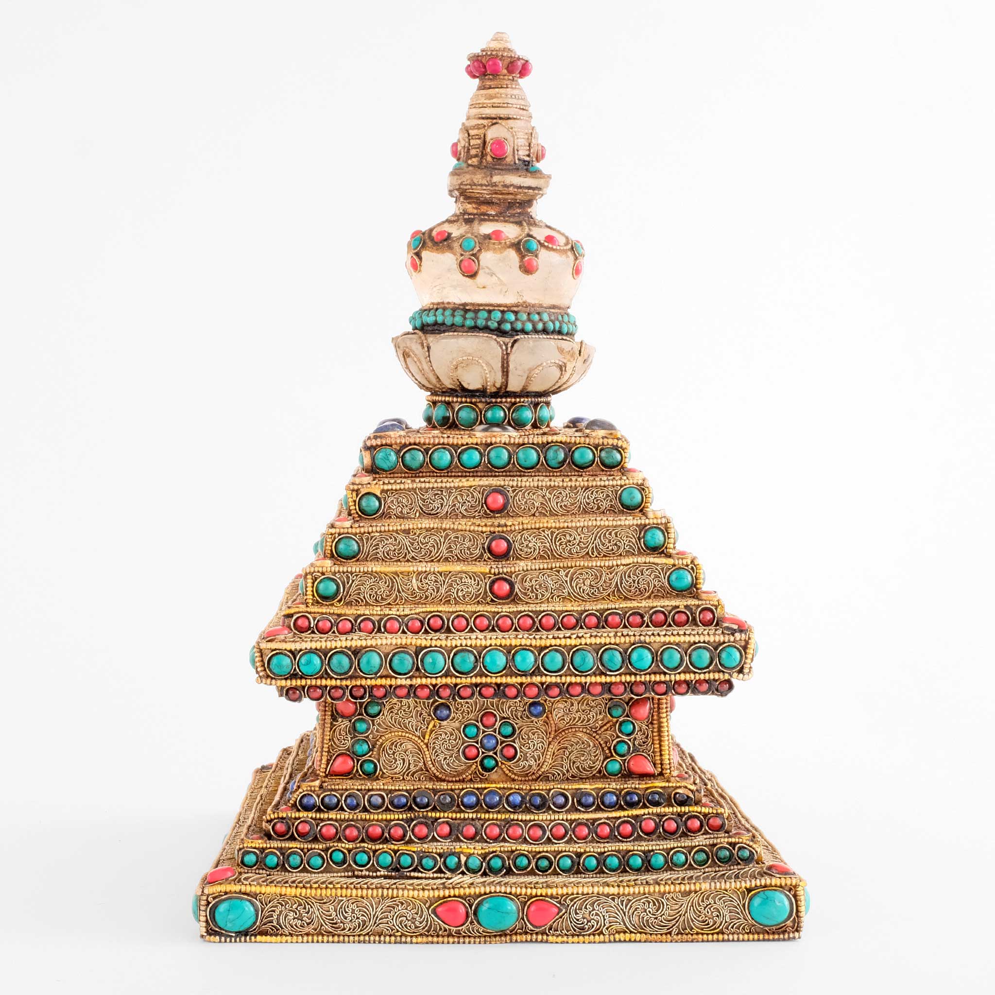 Stupa aus Kristall mit einem Kupfersockel. Das Kupfer ist mit feinen filigranen Ornamenten verziert, die mit Türkisen, Korallen und Lapislazuli-Steinen akzentuiert sind.