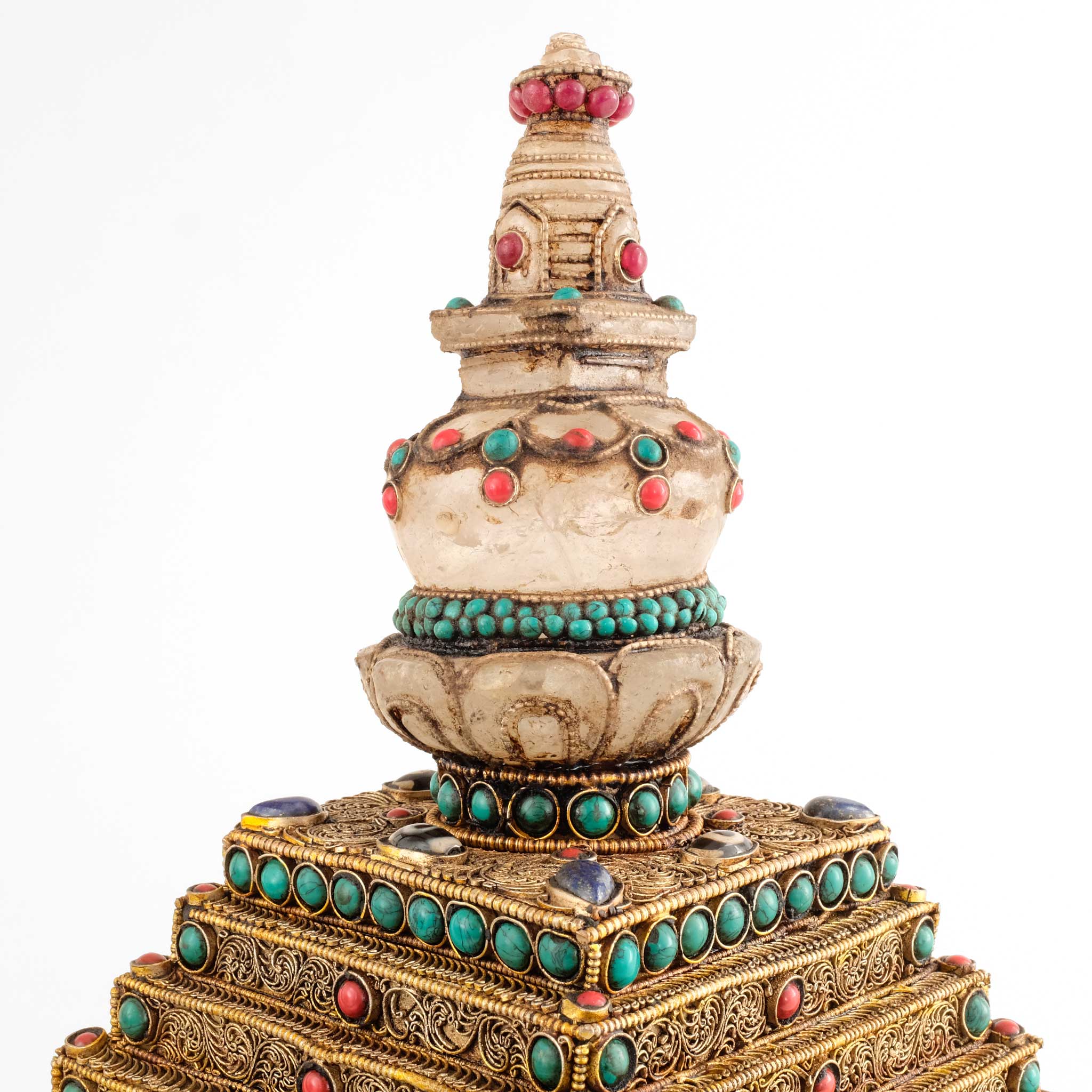Detail, Kristallspitze Stupa. Verziert mit filigran und farbigen Steinen.