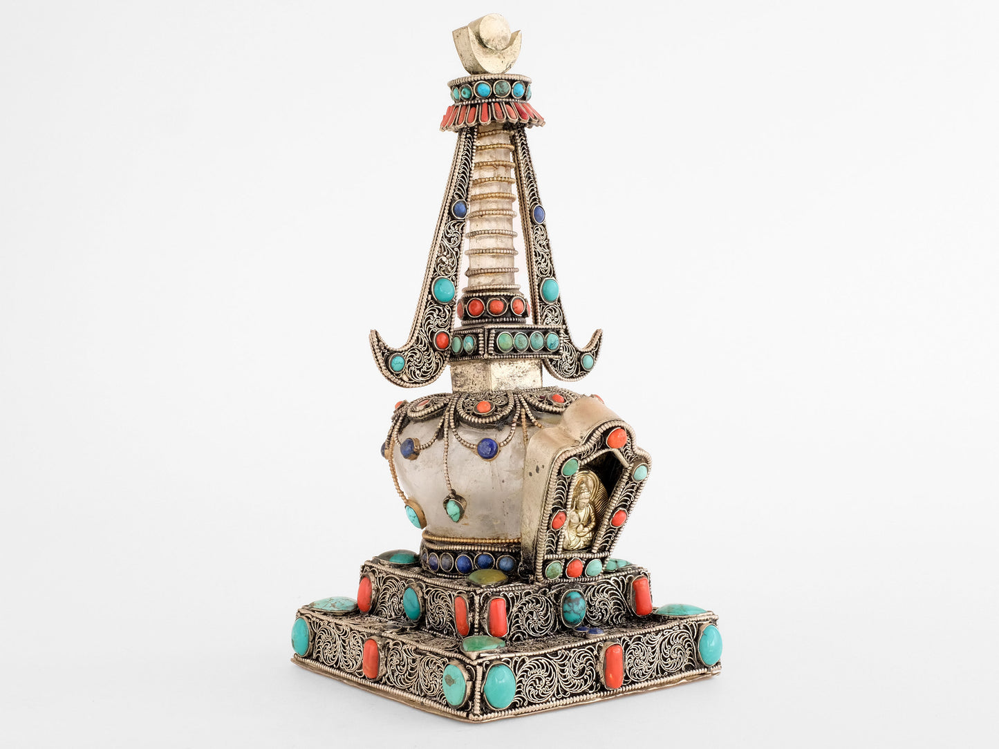 Kleine Stupa, Chorten, aus Kupferblech, verziert mit Filigran, versilbert, besetzt mit Türkis, Lapislazuli und Koralle. Die Kuppel und die Säule aus Kristall. 20 cm hoch