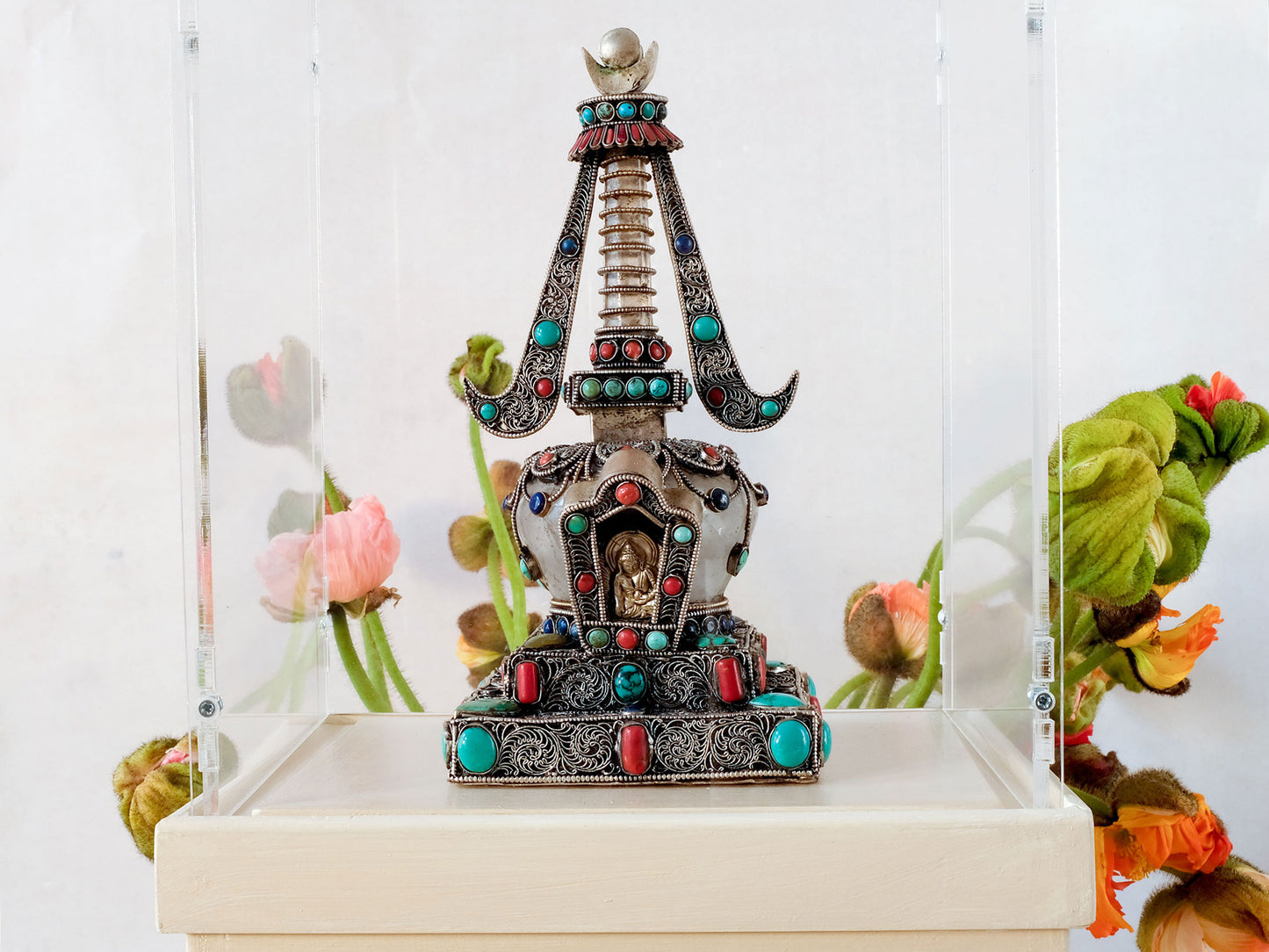 Stupa, Chorten in einer Ausstellung. Daher unter einer Acrylabdeckung. Die kleine buddhistische Skulptur ist versilbert und mit filigranen Verzierungen versehen. Akzentuiert mit Koralle, Türkis und Lapislazuli-Steinen.