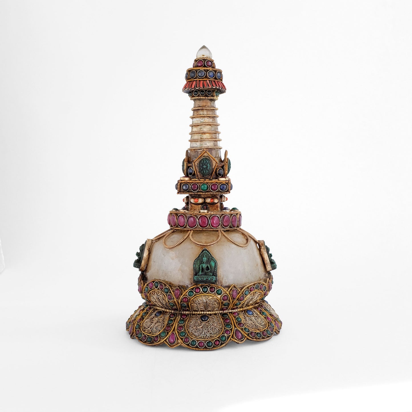 Stupa aus Kupferblech und Kristallquarz, verziert mit Filigran, versilbert und vergoldet, besetzt mit farbigen Steinen, Lapislazuli und Koralle. Aufgesetzte kleine Buddha geprägte Votivtafeln. 