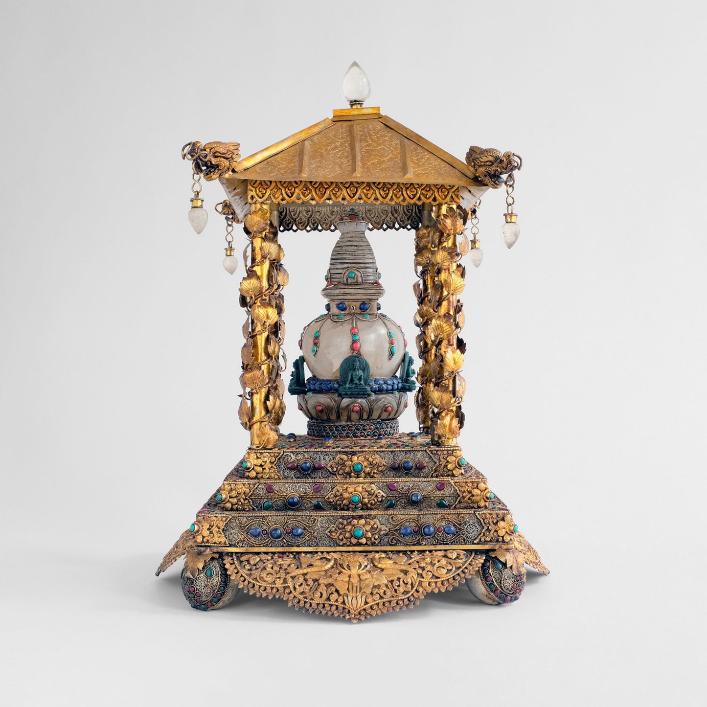 Kristall-Stupa, Chorten, in einem goldenen Tempel. Die Stupa ist rund und steht auf einem quadratischen Sockel mit vier runden Füßen. Eine Stupa dient als symbolische Darstellung des buddhistischen Kosmos und verkörpert spirituelle Bedeutung und alte Traditionen.