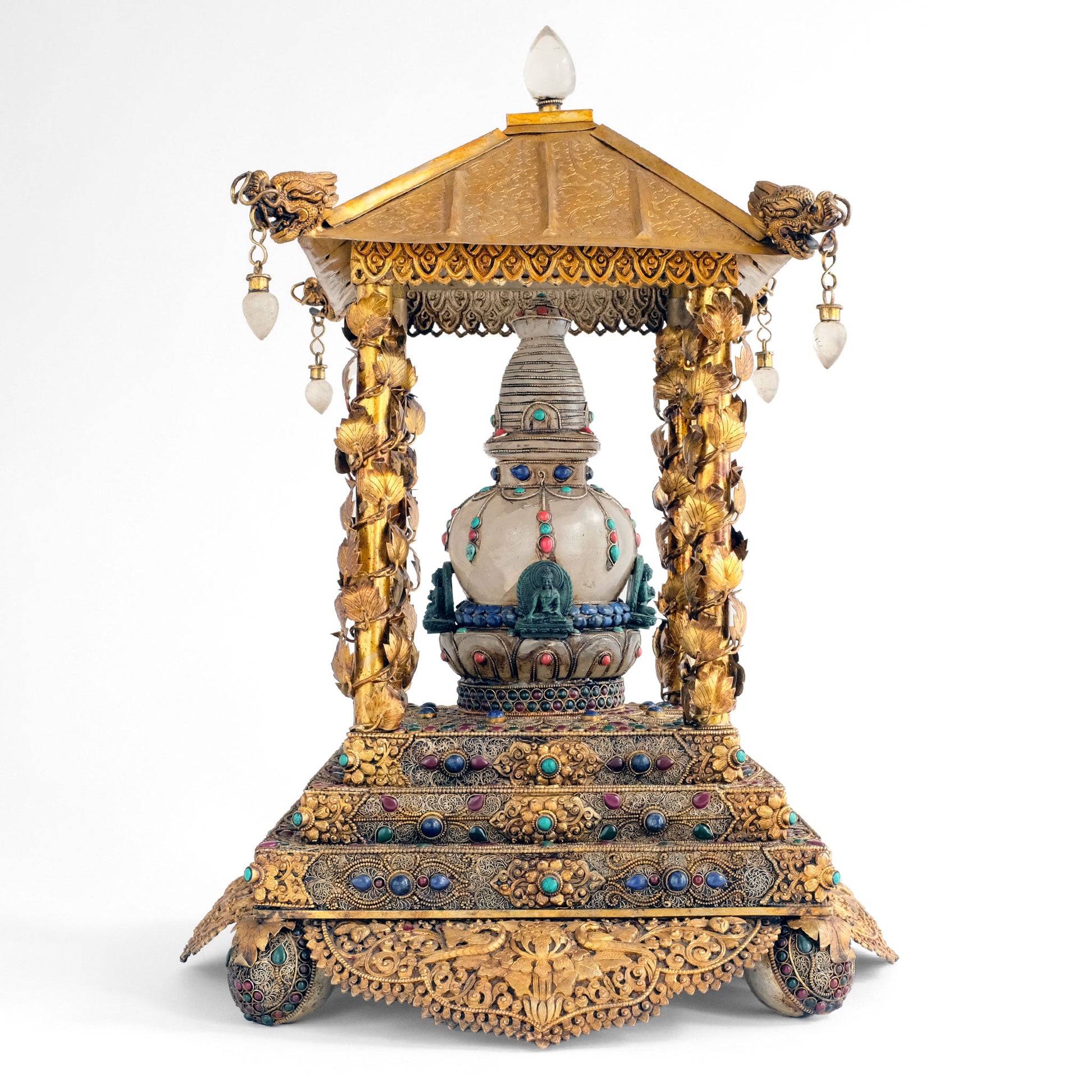 Kristall-Stupa, Chorten, in einem goldenen Tempel. Die Stupa ist rund und steht auf einem quadratischen Sockel mit vier runden Füßen. Eine Stupa dient als symbolische Darstellung des buddhistischen Kosmos und verkörpert spirituelle Bedeutung und alte Traditionen.