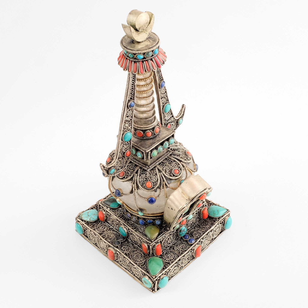 Kleine Stupa, Chorten, Aufsicht, verziert mit Filigran, versilbert, besetzt mit Türkis, Lapislazuli und Koralle. Die Kuppel und die Säule sind aus Kristall. 