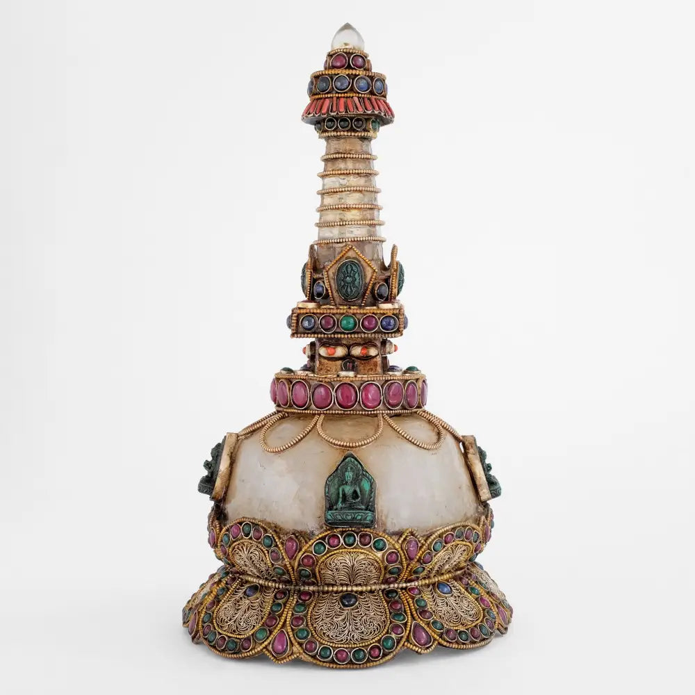 Stupa aus Kupferblech und Kristallquarz, verziert mit Filigran, versilbert und vergoldet, besetzt mit farbigen Steinen, Lapislazuli und Koralle. Aufgesetzte kleine Buddha geprägte Votivtafeln. 